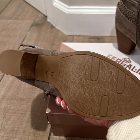 FERGALICIOUS by FERGIE taupe suede booties size 8.5 - Picture 3 of 4